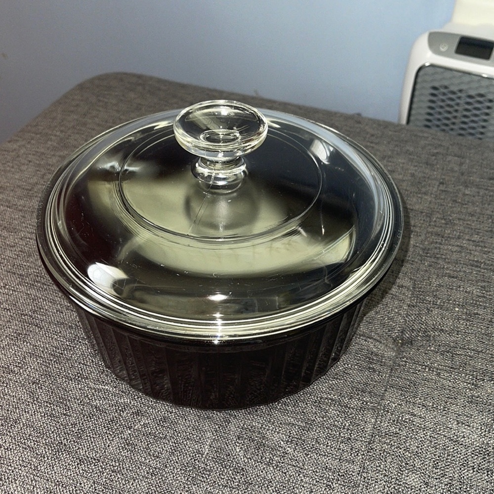 - Rare! Round black Corningware dish with lid no chips f-5-b